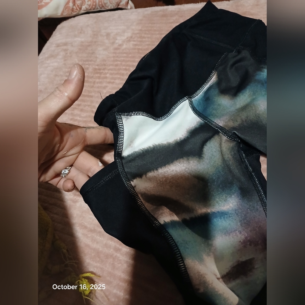 Abstract Patterned Leggings - Picture 4 of 4